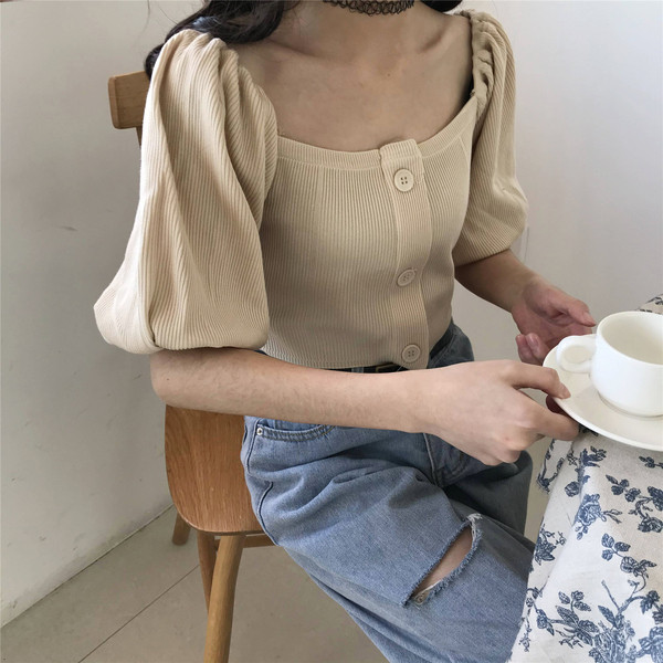 Bluză de damă de ultimă generație cu nasturi și mâneci căzute