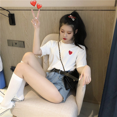 Ежедневна дамска тениска с къс ръкав и бродерия сърца