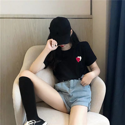 Ежедневна дамска тениска с къс ръкав и бродерия сърца