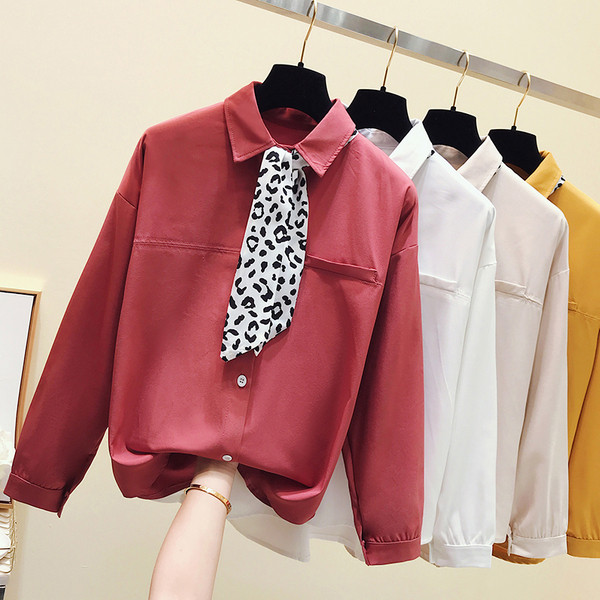 Cămașă modernă de damă cu panglică leopard pe guler