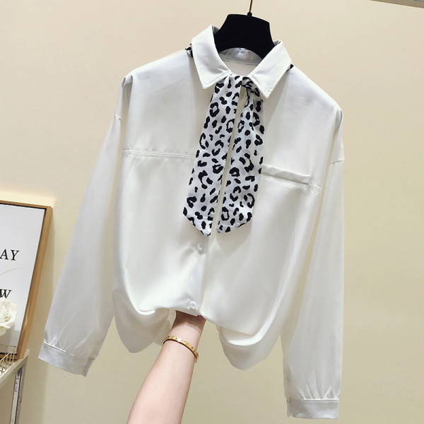 Cămașă modernă de damă cu panglică leopard pe guler