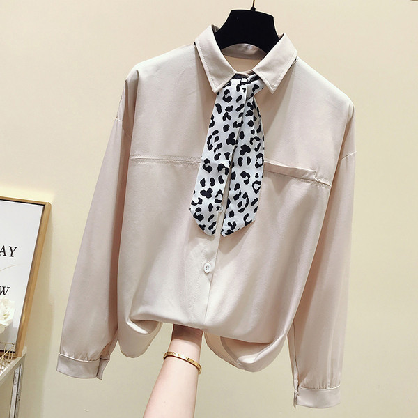 Cămașă modernă de damă cu panglică leopard pe guler