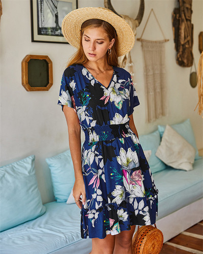 Rochie colorată de damă, cu decolteu spitz și mâneci scurte