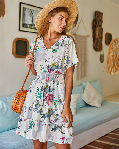 Rochie colorată de damă, cu decolteu spitz și mâneci scurte