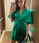 Elegantna ženska haljina s kratkim rukavima i špic izrezom u zelenoj boji