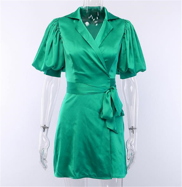 Elegantna ženska haljina s kratkim rukavima i špic izrezom u zelenoj boji