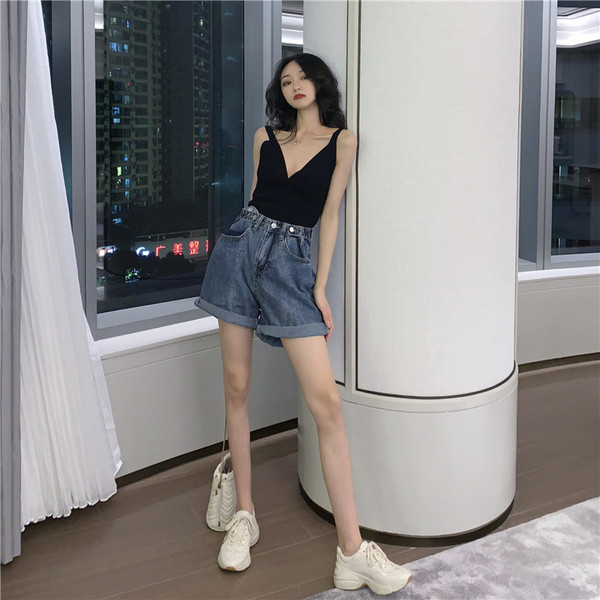 Maieu negru de damă, cu bretele largi și decolteu adânc