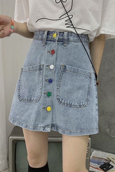 Модерна дамска дънкова пола с джобве и цветни копчета 