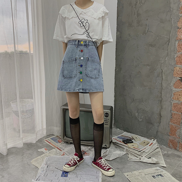 Модерна дамска дънкова пола с джобве и цветни копчета 