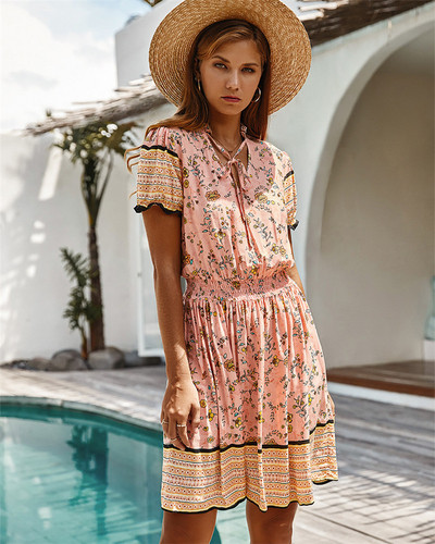 Модерна дамска рокля с шпиц деколте и къс ръкав