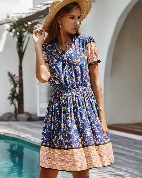 Модерна дамска рокля с шпиц деколте и къс ръкав