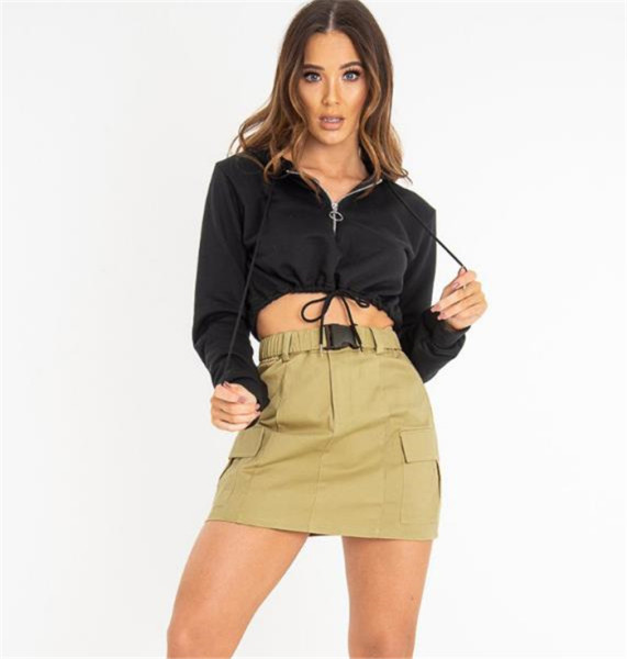 Alkalmi női rövid szoknya zsebekkel és övvel