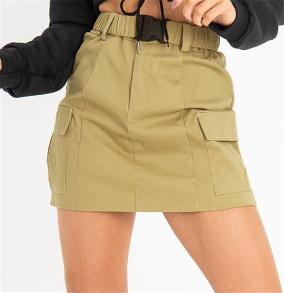 Alkalmi női rövid szoknya zsebekkel és övvel