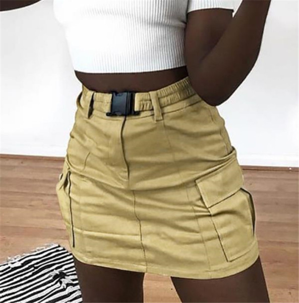 Alkalmi női rövid szoknya zsebekkel és övvel