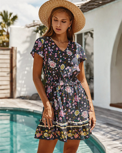 Színes női ruha rövid ujjal, virágmintával