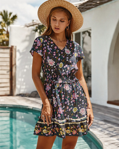 Színes női ruha rövid ujjal, virágmintával