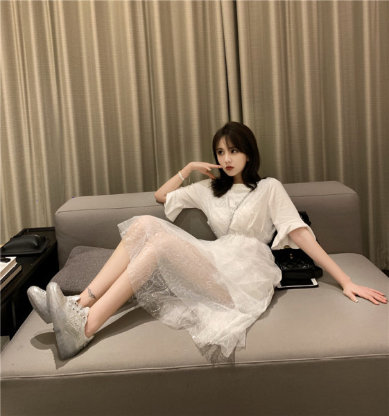 Ženski komplet čipkane bluze kratkih rukava i suknje visokog struka i tila