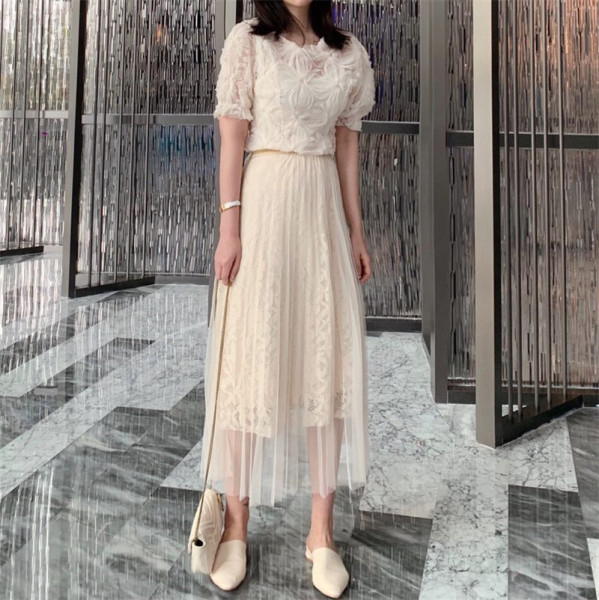 Ženski komplet čipkane bluze kratkih rukava i suknje visokog struka i tila