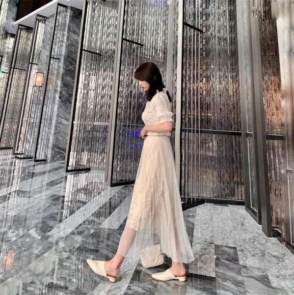 Ženski komplet čipkane bluze kratkih rukava i suknje visokog struka i tila