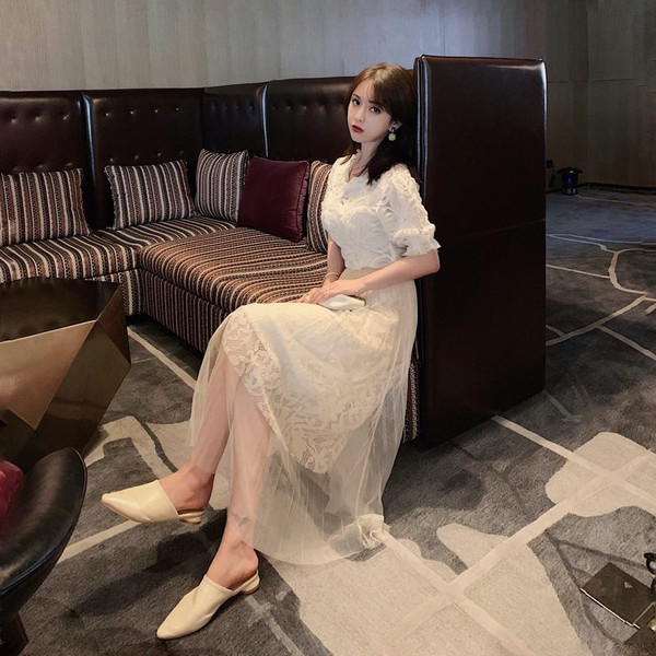 Ženski komplet čipkane bluze kratkih rukava i suknje visokog struka i tila