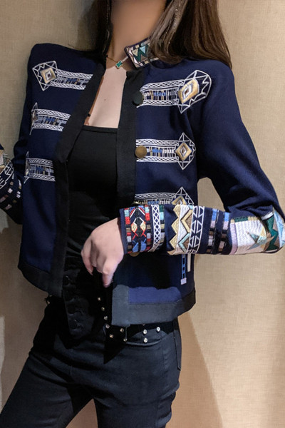 Rövid tavaszi női kabát színes elemekkel