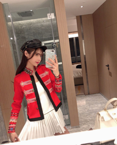 Rövid tavaszi női kabát színes elemekkel