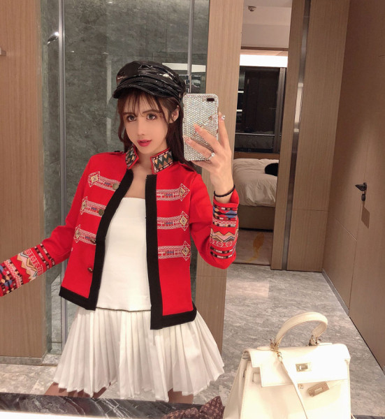 Rövid tavaszi női kabát színes elemekkel