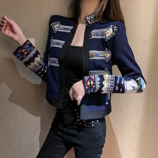 Rövid tavaszi női kabát színes elemekkel