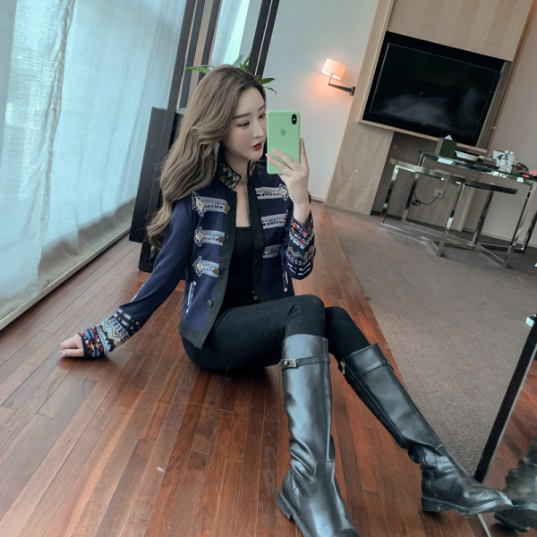 Rövid tavaszi női kabát színes elemekkel