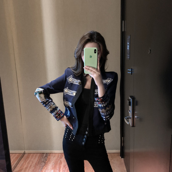 Rövid tavaszi női kabát színes elemekkel