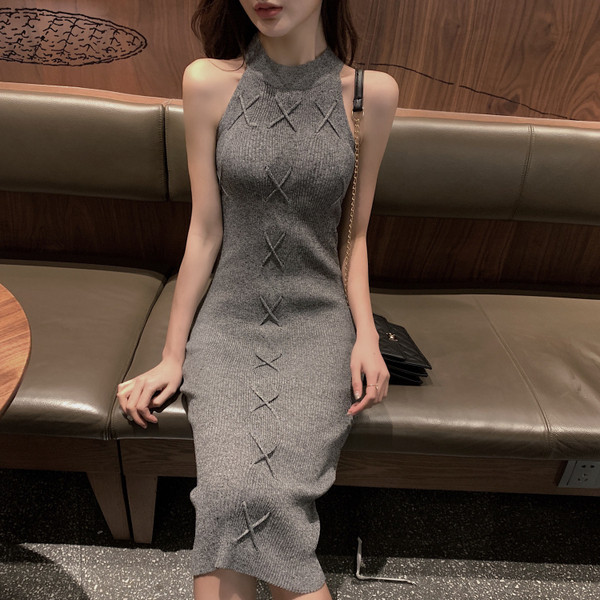 Вталена дамска рокля с овално деколте 