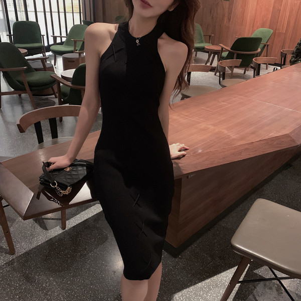 Вталена дамска рокля с овално деколте 