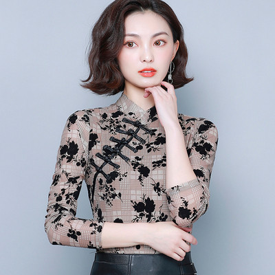 Модерна дамска блуза с ниска яка и флорални мотиви 