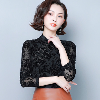 Модерна дамска блуза с ниска яка и флорални мотиви 