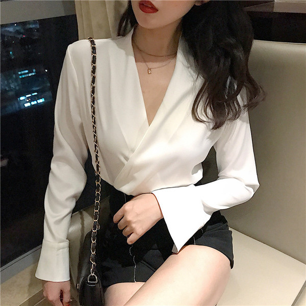 Cămașă elegantă de damă, cu decolteu spitz