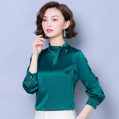 Копринена дамска блуза с ниска яка и панделка