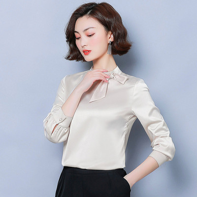 Копринена дамска блуза с ниска яка и панделка