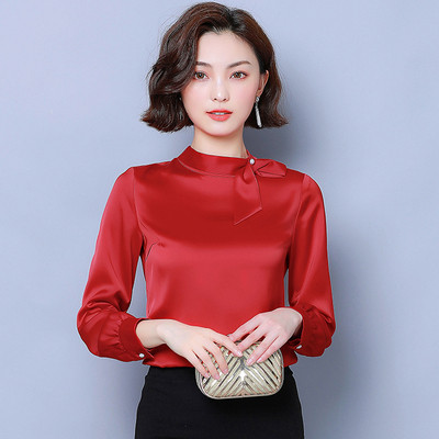 Копринена дамска блуза с ниска яка и панделка