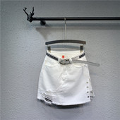 Modern női rövid szoknya övvel és fém elemekkel