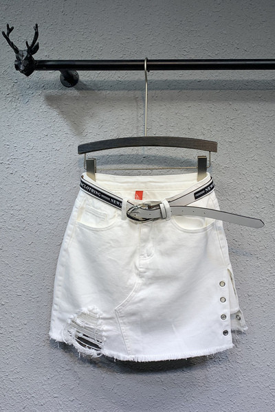 Modern női rövid szoknya övvel és fém elemekkel