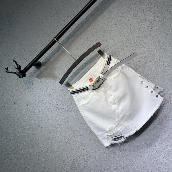 Modern női rövid szoknya övvel és fém elemekkel