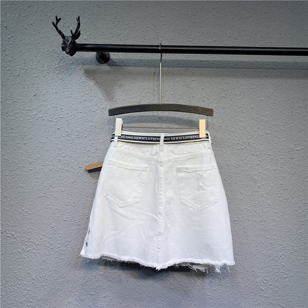 Modern női rövid szoknya övvel és fém elemekkel