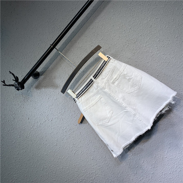 Modern női rövid szoknya övvel és fém elemekkel