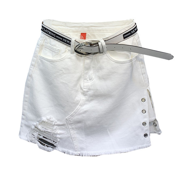 Modern női rövid szoknya övvel és fém elemekkel