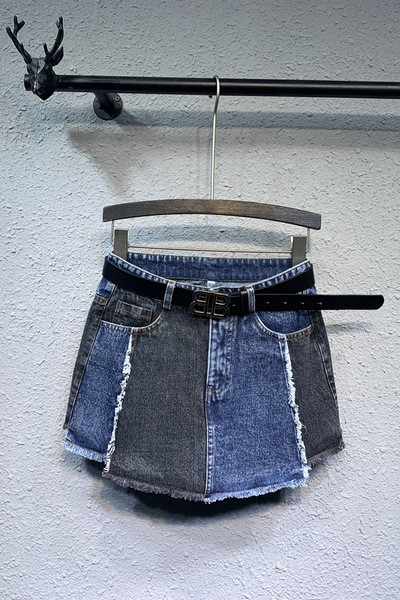 Къса дамска дънкова пола с колан и скъсани мотиви