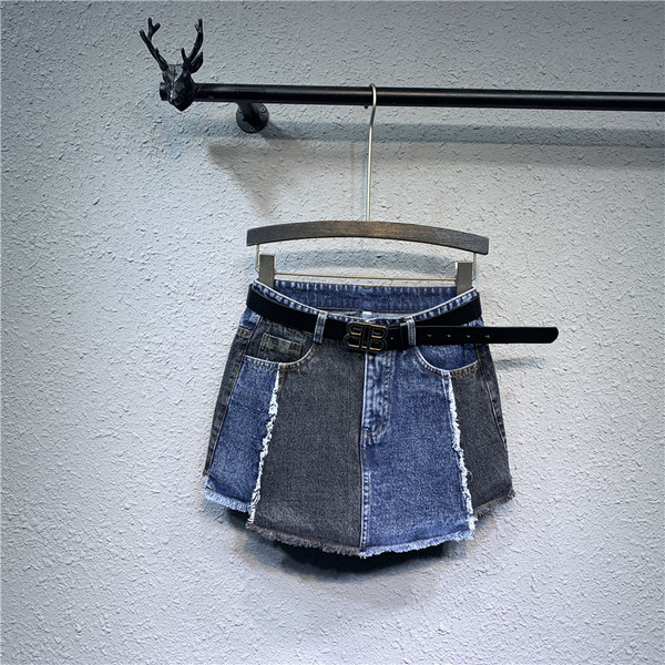 Къса дамска дънкова пола с колан и скъсани мотиви