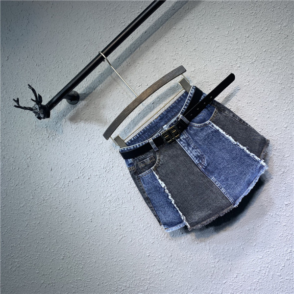 Къса дамска дънкова пола с колан и скъсани мотиви