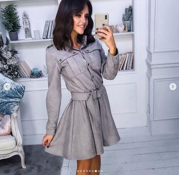 Модерна дамска разкроена рокля с копчета и джобове