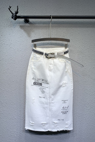 Novi model ženske traper suknje sa printom i remenom u bijeloj boji