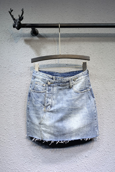 Új modell női rövid farmerszoknya szakadt motívumokkal